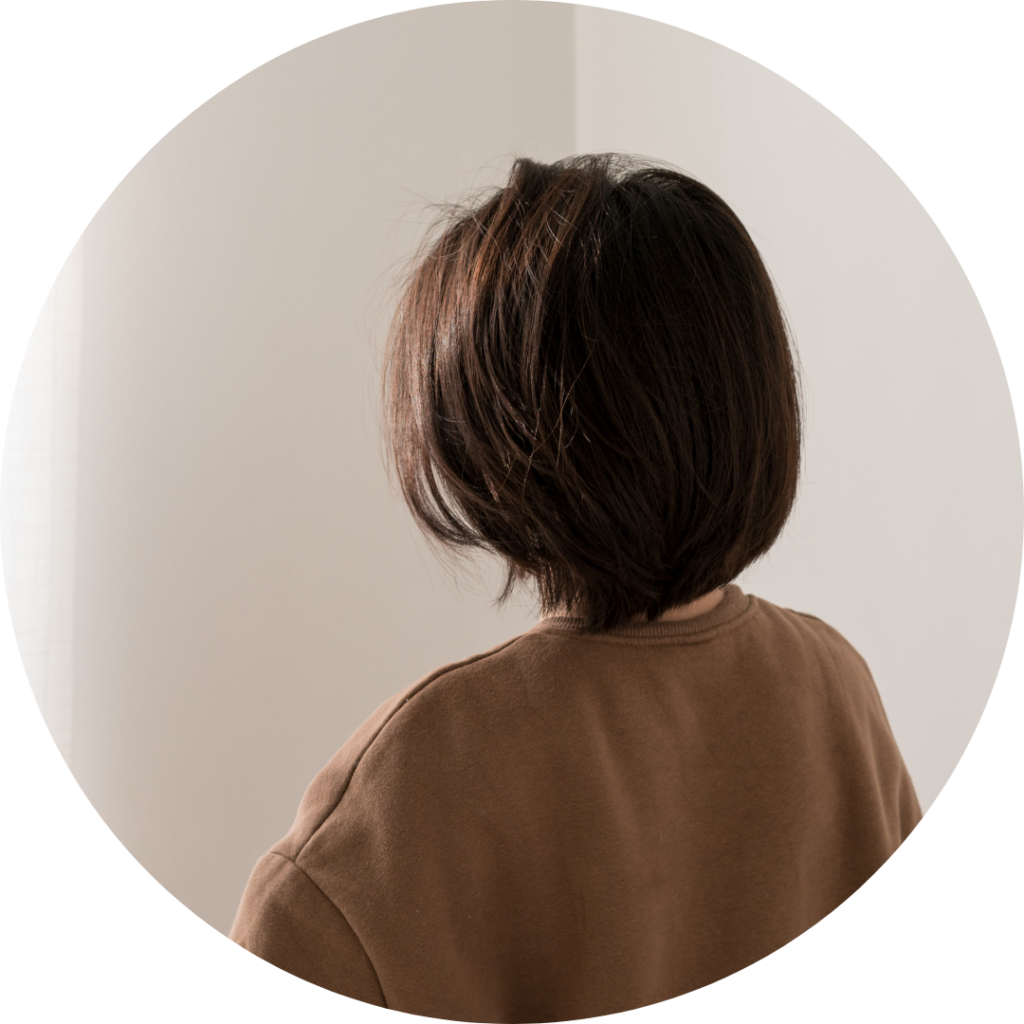 女性の後ろ姿